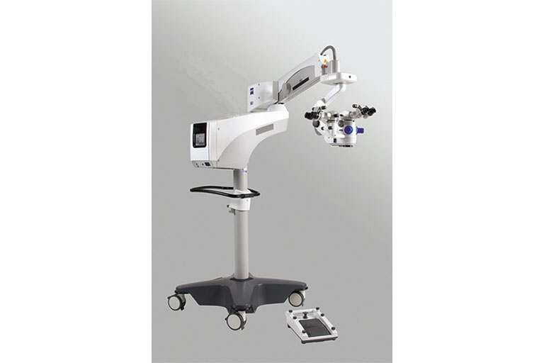 顕微鏡（カールツァイスOPMI Lumera700）